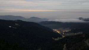 Dieses Bild zeigt eine Webcam-Aufnahme vom Achertal, aufgenommen am Donnerstag, den 04.12.2025 um 00:30 Uhr. Die Temperatur betrug 1.9°C.