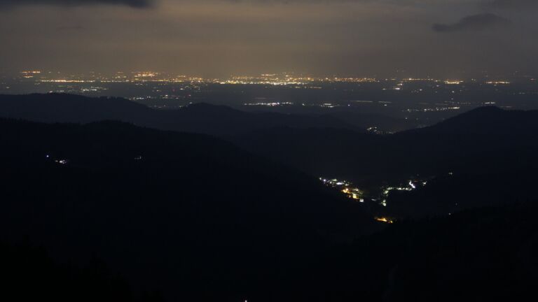 Dieses Bild zeigt eine Webcam-Aufnahme vom Achertal, aufgenommen am Freitag, den 09.05.2025 um 03:00 Uhr. Die Temperatur betrug 3.8°C.