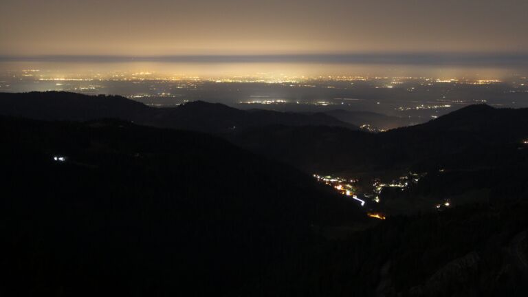 Dieses Bild zeigt eine Webcam-Aufnahme vom Achertal, aufgenommen am Samstag, den 07.03.2026 um 00:30 Uhr. Die Temperatur betrug 10.9°C.