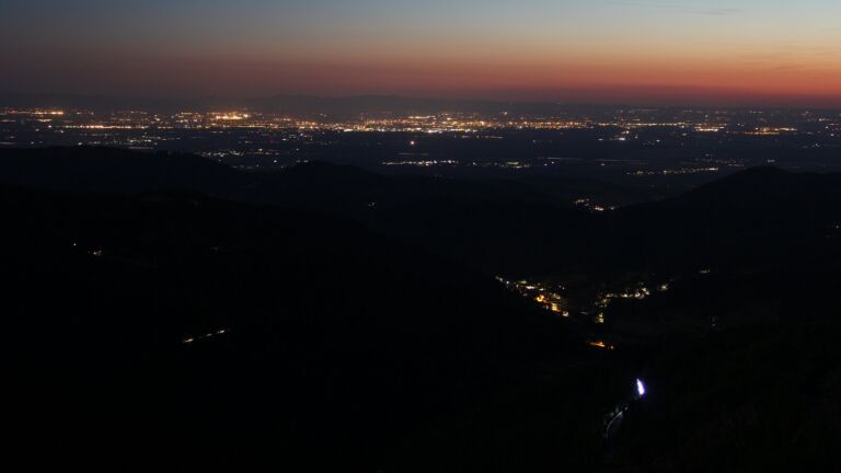 Dieses Bild zeigt eine Webcam-Aufnahme vom Achertal, aufgenommen am Samstag, den 10.05.2025 um 22:10 Uhr. Die Temperatur betrug 10.1°C.