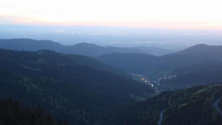 Dieses Bild zeigt eine Webcam-Aufnahme vom Achertal, aufgenommen am Samstag, den 25.04.2026 um 21:10 Uhr. Die Temperatur betrug 12.3°C.