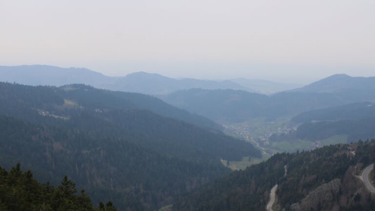 Dieses Bild zeigt eine Webcam-Aufnahme vom Achertal, aufgenommen am Samstag, den 21.03.2026 um 12:30 Uhr. Die Temperatur betrug 5.4°C.