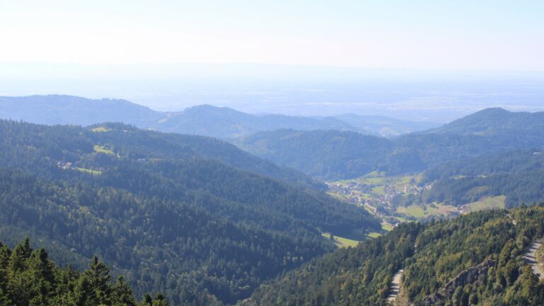 Dieses Bild zeigt eine Webcam-Aufnahme vom Achertal, aufgenommen am Freitag, den 19.09.2025 um 15:40 Uhr. Die Temperatur betrug 24.7°C.