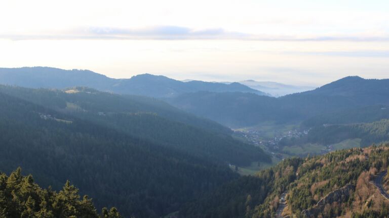 Dieses Bild zeigt eine Webcam-Aufnahme vom Achertal, aufgenommen am Donnerstag, den 04.12.2025 um 15:20 Uhr. Die Temperatur betrug 2.2°C.