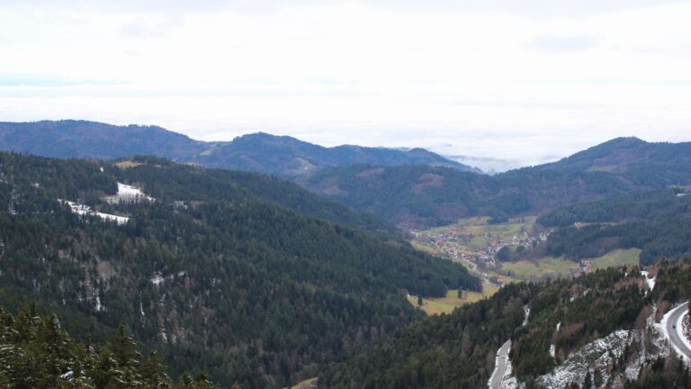 Dieses Bild zeigt eine Webcam-Aufnahme vom Achertal, aufgenommen am Donnerstag, den 19.02.2026 um 12:00 Uhr. Die Temperatur betrug 2.8°C.