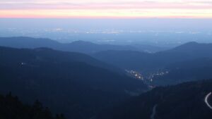 Dieses Bild zeigt eine Webcam-Aufnahme vom Achertal, aufgenommen am Mittwoch, den 15.04.2026 um 21:00 Uhr. Die Temperatur betrug 7.1°C.