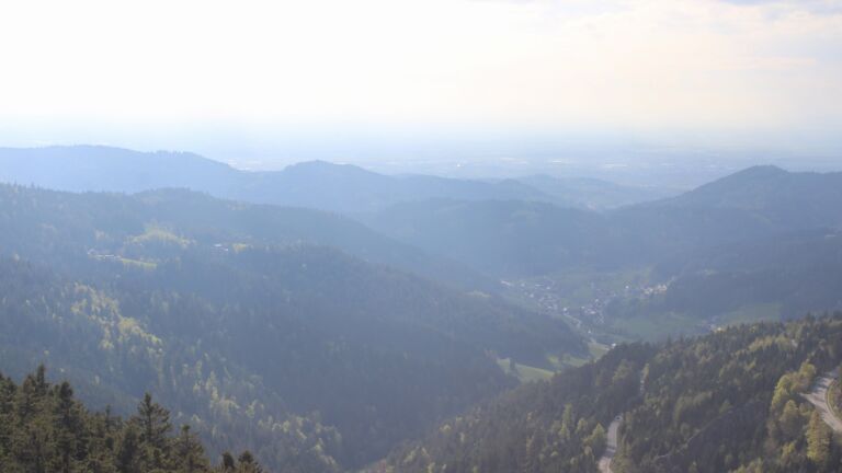 Dieses Bild zeigt eine Webcam-Aufnahme vom Achertal, aufgenommen am Dienstag, den 21.04.2026 um 17:30 Uhr. Die Temperatur betrug 5.3°C.