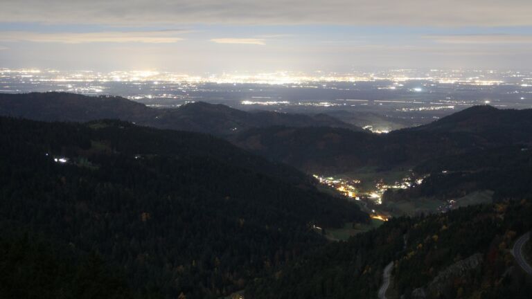 Dieses Bild zeigt eine Webcam-Aufnahme vom Achertal, aufgenommen am Montag, den 03.11.2025 um 20:00 Uhr. Die Temperatur betrug 5.2°C.