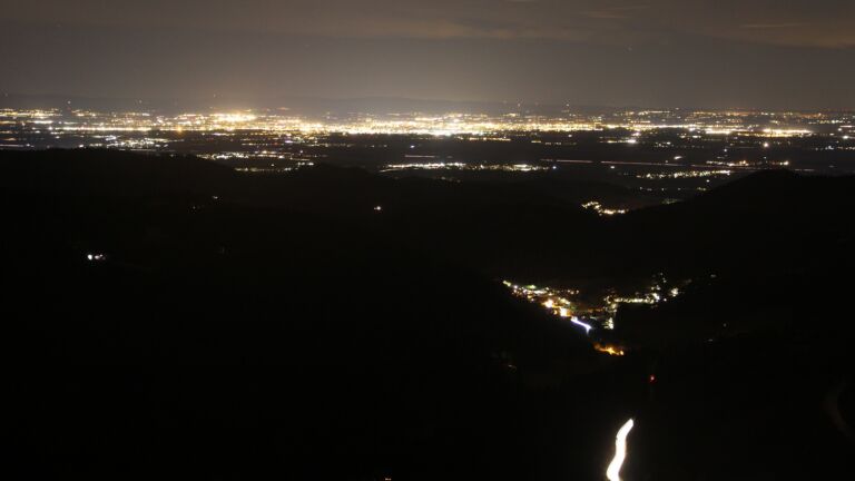 Dieses Bild zeigt eine Webcam-Aufnahme vom Achertal, aufgenommen am Samstag, den 15.11.2025 um 21:30 Uhr. Die Temperatur betrug 8.2°C.