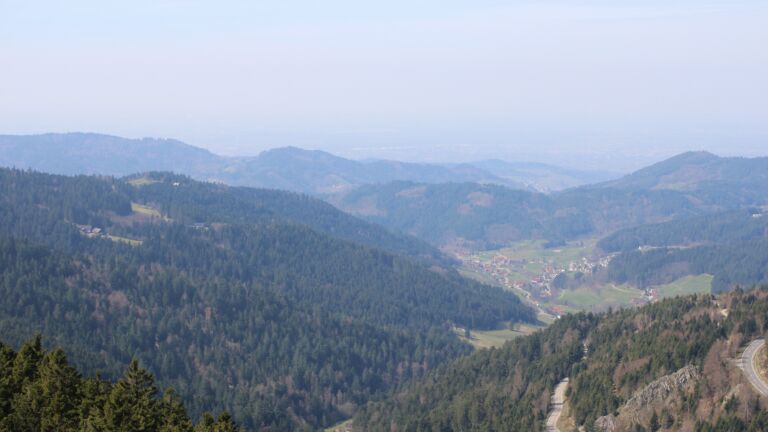 Dieses Bild zeigt eine Webcam-Aufnahme vom Achertal, aufgenommen am Dienstag, den 24.03.2026 um 12:00 Uhr. Die Temperatur betrug 9.9°C.