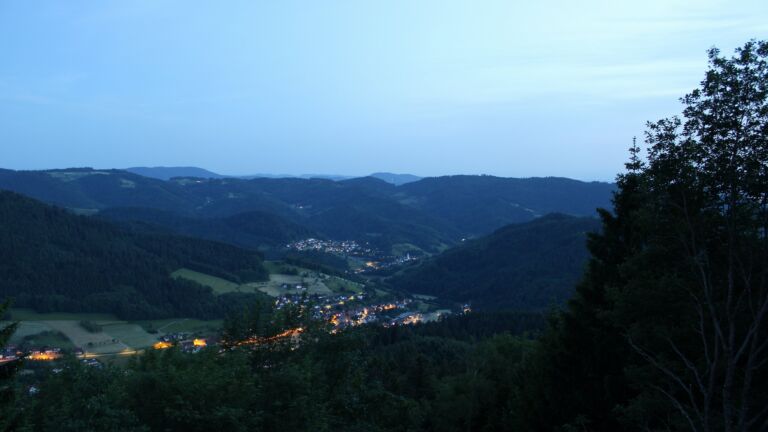 Dieses Bild zeigt eine Webcam-Aufnahme vom Achertal, aufgenommen am Freitag, den 29.05.2026 um 22:00 Uhr. Die Temperatur betrug 22.3°C.