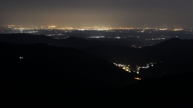 Dieses Bild zeigt eine Webcam-Aufnahme vom Achertal, aufgenommen am Dienstag, den 24.03.2026 um 00:00 Uhr. Die Temperatur betrug 5.6°C.