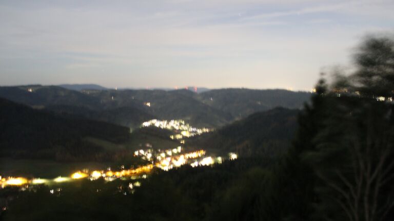 Dieses Bild zeigt eine Webcam-Aufnahme vom Achertal, aufgenommen am Montag, den 28.09.2026 um 21:30 Uhr. Die Temperatur betrug 22.9°C.