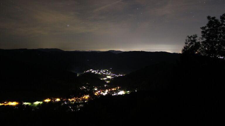 Dieses Bild zeigt eine Webcam-Aufnahme vom Achertal, aufgenommen am Donnerstag, den 15.10.2026 um 01:00 Uhr. Die Temperatur betrug 13.5°C.