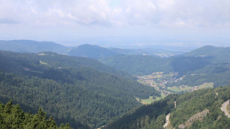 Dieses Bild zeigt eine Webcam-Aufnahme vom Achertal, aufgenommen am Dienstag, den 29.07.2025 um 12:00 Uhr. Die Temperatur betrug 12.4°C.