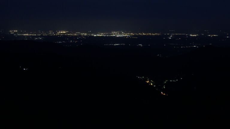 Dieses Bild zeigt eine Webcam-Aufnahme vom Achertal, aufgenommen am Samstag, den 19.07.2025 um 04:20 Uhr. Die Temperatur betrug 15.6°C.