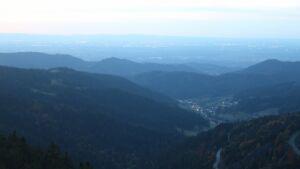 Dieses Bild zeigt eine Webcam-Aufnahme vom Achertal, aufgenommen am Samstag, den 18.10.2025 um 19:00 Uhr. Die Temperatur betrug 5.3°C.