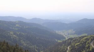 Dieses Bild zeigt eine Webcam-Aufnahme vom Achertal, aufgenommen am Montag, den 27.04.2026 um 18:10 Uhr. Die Temperatur betrug 15.6°C.