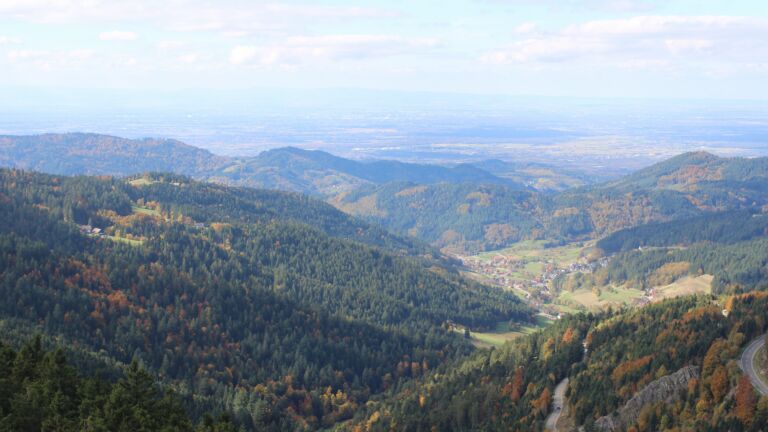 Dieses Bild zeigt eine Webcam-Aufnahme vom Achertal, aufgenommen am Samstag, den 18.10.2025 um 13:10 Uhr. Die Temperatur betrug 7.1°C.