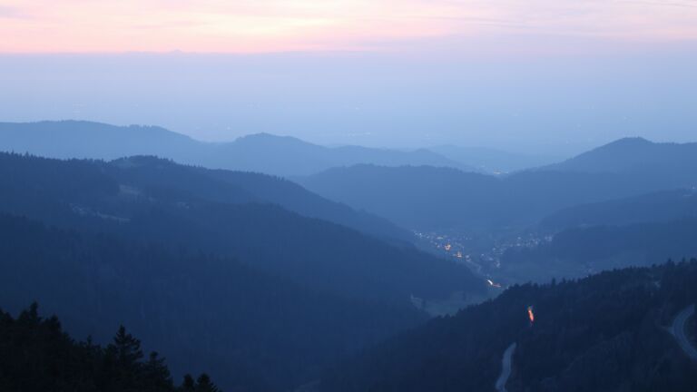 Dieses Bild zeigt eine Webcam-Aufnahme vom Achertal, aufgenommen am Sonntag, den 08.03.2026 um 18:50 Uhr. Die Temperatur betrug 9.4°C.