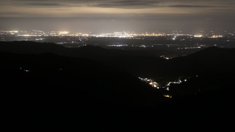 Dieses Bild zeigt eine Webcam-Aufnahme vom Achertal, aufgenommen am Dienstag, den 27.05.2025 um 23:40 Uhr. Die Temperatur betrug 10.8°C.
