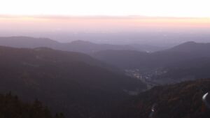 Dieses Bild zeigt eine Webcam-Aufnahme vom Achertal, aufgenommen am Dienstag, den 14.10.2025 um 19:10 Uhr. Die Temperatur betrug 6.9°C.