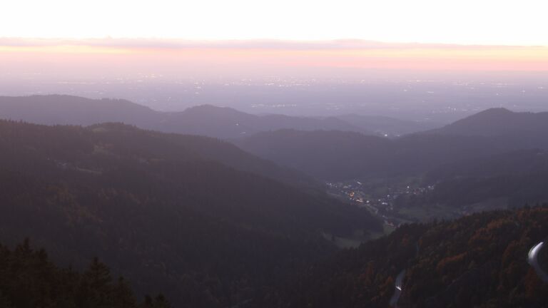 Dieses Bild zeigt eine Webcam-Aufnahme vom Achertal, aufgenommen am Dienstag, den 14.10.2025 um 19:10 Uhr. Die Temperatur betrug 6.9°C.