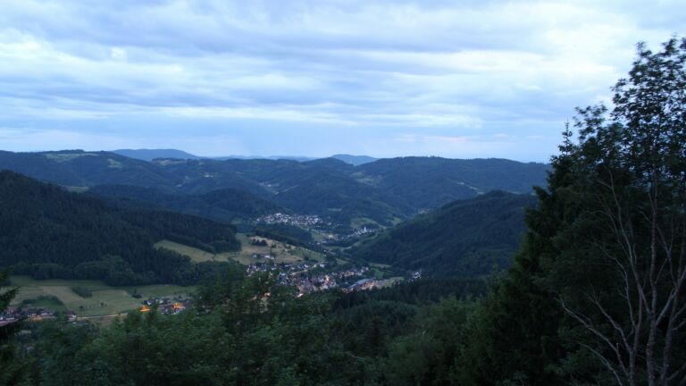 Dieses Bild zeigt eine Webcam-Aufnahme vom Achertal, aufgenommen am Samstag, den 06.06.2026 um 21:50 Uhr. Die Temperatur betrug 16.3°C.