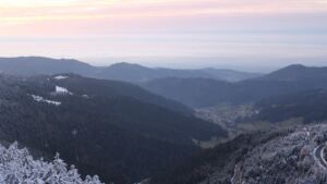 Dieses Bild zeigt eine Webcam-Aufnahme vom Achertal, aufgenommen am Donnerstag, den 27.11.2025 um 16:40 Uhr. Die Temperatur betrug -2.4°C.