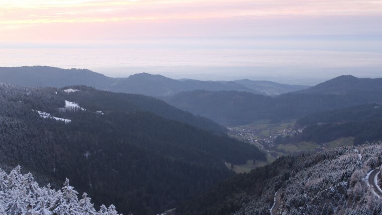 Dieses Bild zeigt eine Webcam-Aufnahme vom Achertal, aufgenommen am Donnerstag, den 27.11.2025 um 16:40 Uhr. Die Temperatur betrug -2.4°C.