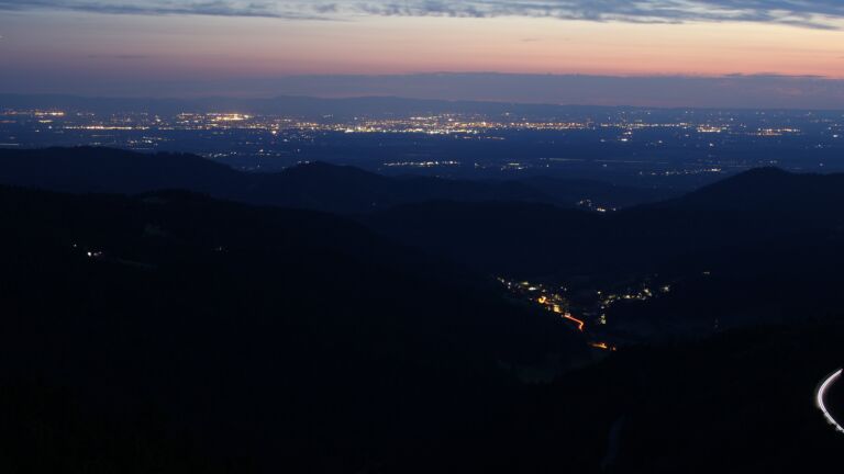 Dieses Bild zeigt eine Webcam-Aufnahme vom Achertal, aufgenommen am Freitag, den 20.06.2025 um 22:40 Uhr. Die Temperatur betrug 16.8°C.