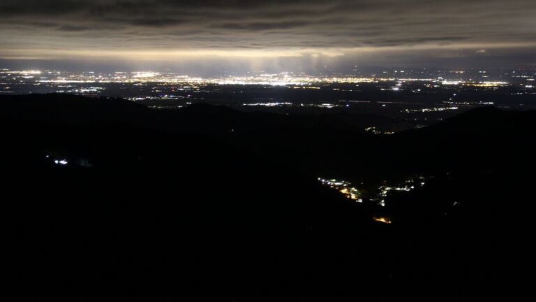 Dieses Bild zeigt eine Webcam-Aufnahme vom Achertal, aufgenommen am Mittwoch, den 29.10.2025 um 00:30 Uhr. Die Temperatur betrug 5.6°C.