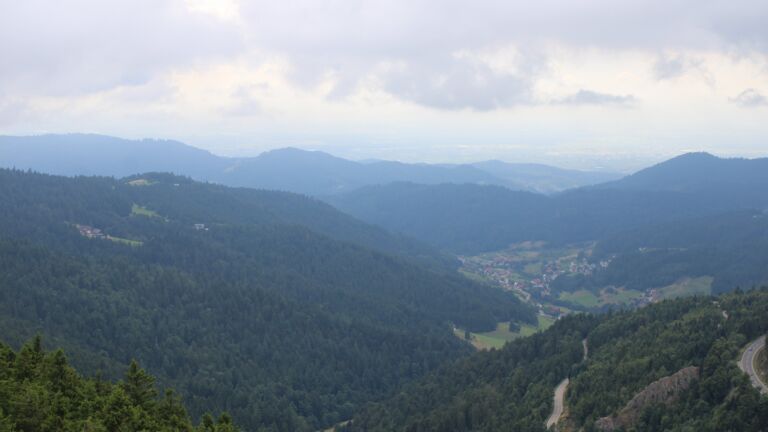 Dieses Bild zeigt eine Webcam-Aufnahme vom Achertal, aufgenommen am Freitag, den 25.07.2025 um 16:20 Uhr. Die Temperatur betrug 17.3°C.