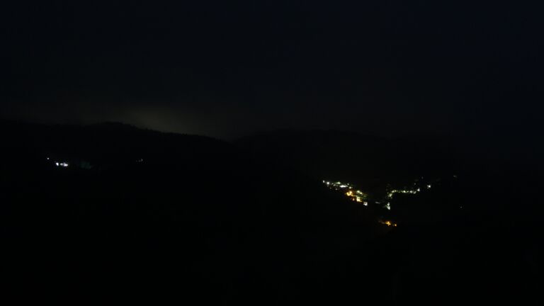 Dieses Bild zeigt eine Webcam-Aufnahme vom Achertal, aufgenommen am Dienstag, den 08.07.2025 um 01:00 Uhr. Die Temperatur betrug 8°C.