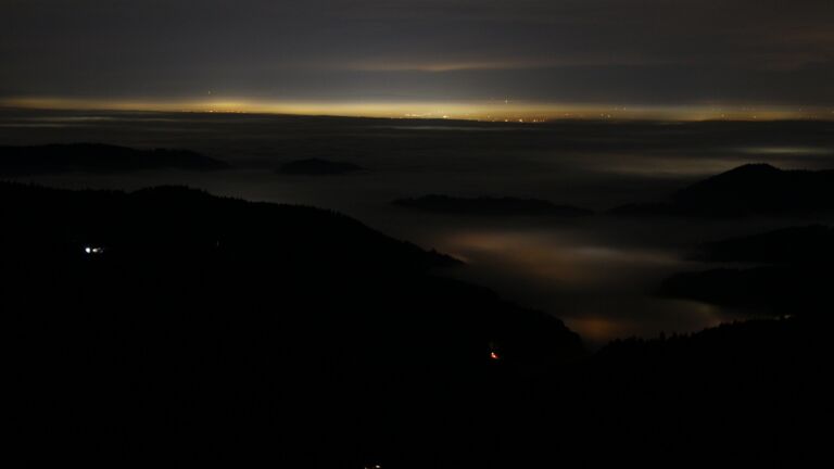 Dieses Bild zeigt eine Webcam-Aufnahme vom Achertal, aufgenommen am Montag, den 22.12.2025 um 00:30 Uhr. Die Temperatur betrug 8.4°C.