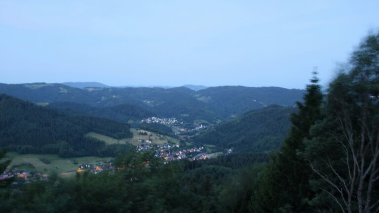 Dieses Bild zeigt eine Webcam-Aufnahme vom Achertal, aufgenommen am Montag, den 08.06.2026 um 04:50 Uhr. Die Temperatur betrug 15.6°C.