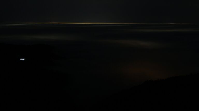 Dieses Bild zeigt eine Webcam-Aufnahme vom Achertal, aufgenommen am Dienstag, den 23.12.2025 um 01:30 Uhr. Die Temperatur betrug 5.9°C.