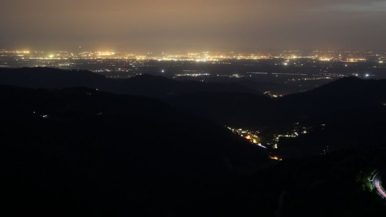Dieses Bild zeigt eine Webcam-Aufnahme vom Achertal, aufgenommen am Freitag, den 02.05.2025 um 22:00 Uhr. Die Temperatur betrug 18.1°C.