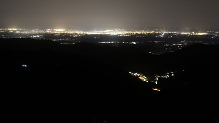 Dieses Bild zeigt eine Webcam-Aufnahme vom Achertal, aufgenommen am Donnerstag, den 13.11.2025 um 23:30 Uhr. Die Temperatur betrug 15.7°C.