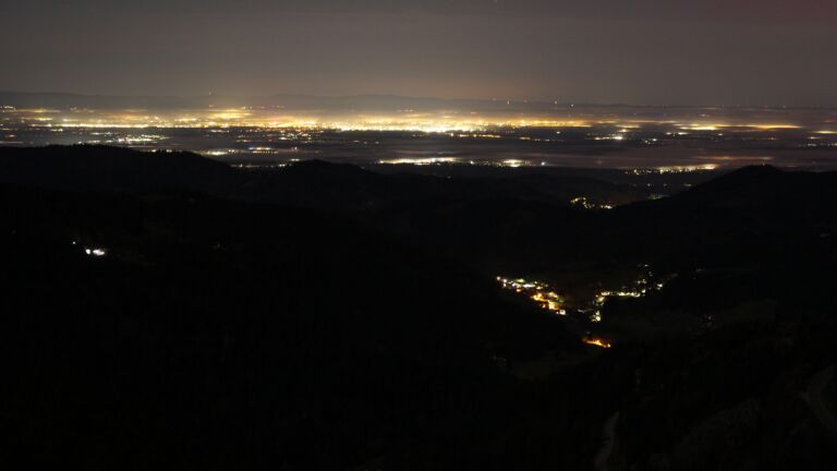 Dieses Bild zeigt eine Webcam-Aufnahme vom Achertal, aufgenommen am Mittwoch, den 12.11.2025 um 04:30 Uhr. Die Temperatur betrug 10.5°C.