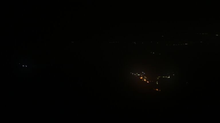 Dieses Bild zeigt eine Webcam-Aufnahme vom Achertal, aufgenommen am Dienstag, den 21.10.2025 um 04:30 Uhr. Die Temperatur betrug 7.6°C.