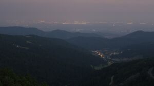 Dieses Bild zeigt eine Webcam-Aufnahme vom Achertal, aufgenommen am Sonntag, den 15.06.2025 um 04:30 Uhr. Die Temperatur betrug 19.9°C.