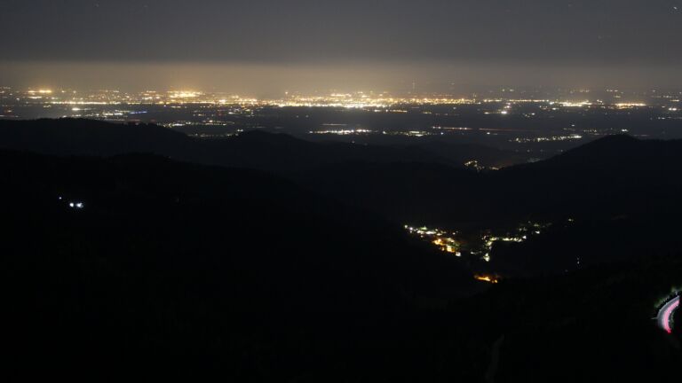 Dieses Bild zeigt eine Webcam-Aufnahme vom Achertal, aufgenommen am Donnerstag, den 23.04.2026 um 01:00 Uhr. Die Temperatur betrug 4.4°C.