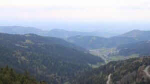 Dieses Bild zeigt eine Webcam-Aufnahme vom Achertal, aufgenommen am Samstag, den 18.04.2026 um 17:00 Uhr. Die Temperatur betrug 14.7°C.