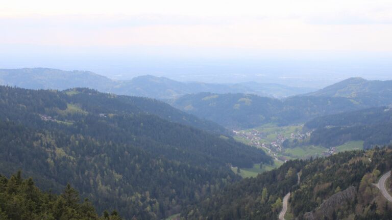 Dieses Bild zeigt eine Webcam-Aufnahme vom Achertal, aufgenommen am Samstag, den 18.04.2026 um 17:00 Uhr. Die Temperatur betrug 14.7°C.