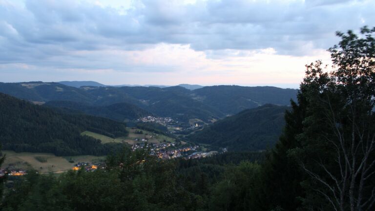 Dieses Bild zeigt eine Webcam-Aufnahme vom Achertal, aufgenommen am Mittwoch, den 05.08.2026 um 21:30 Uhr. Die Temperatur betrug 23.9°C.
