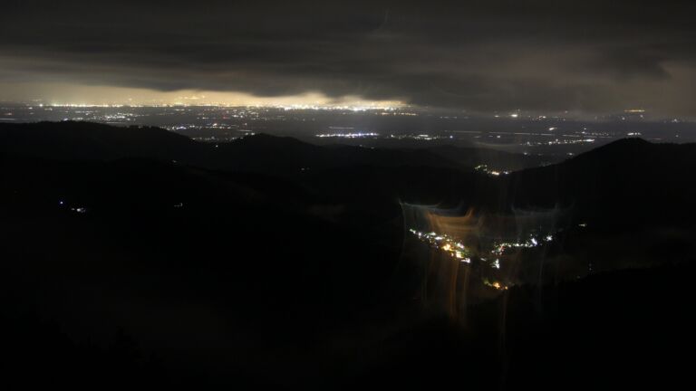 Dieses Bild zeigt eine Webcam-Aufnahme vom Achertal, aufgenommen am Samstag, den 03.05.2025 um 22:30 Uhr. Die Temperatur betrug 11.1°C.