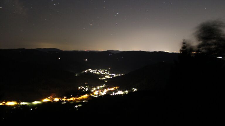 Dieses Bild zeigt eine Webcam-Aufnahme vom Achertal, aufgenommen am Freitag, den 07.08.2026 um 23:30 Uhr. Die Temperatur betrug 18.9°C.