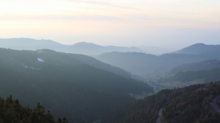 Dieses Bild zeigt eine Webcam-Aufnahme vom Achertal, aufgenommen am Montag, den 09.02.2026 um 17:00 Uhr. Die Temperatur betrug 4.6°C.