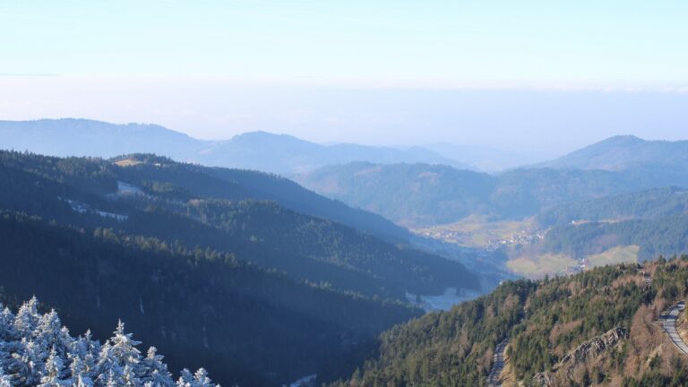 Dieses Bild zeigt eine Webcam-Aufnahme vom Achertal, aufgenommen am Freitag, den 26.12.2025 um 12:50 Uhr. Die Temperatur betrug 2.1°C.